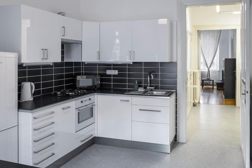 Prince Matyas Apartment Прага Экстерьер фото